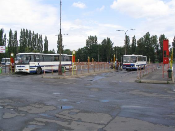 Majoritním dopravcem v širokém okolí je ÈSAD Støední Èechy, jehož poboèky najdeme v Mìlníku a ve Staré Boleslavi.