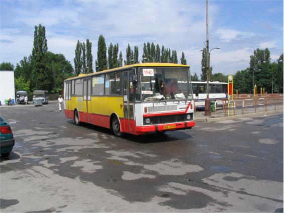 Mìstský autobus dopravce Bohumila Èerného v typickém nátìru.
