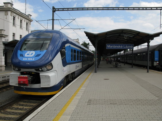 Na èásti osobních vlakù jezdí (by� pod elektrickým vedením) nové svižné nízkopodlažní motorové jednotky Pesa (RegioShark). Koridorová tra� mezi Plzní a Chebem prošla nedávno dùkladnou modernizací.