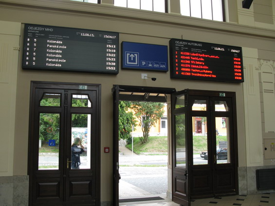 Zrenovovaná nádražní budova obsahuje také elektronické panely s odjezdy autobusù mìstské i pøímìstské dopravy.