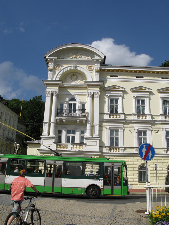 A ještì druhý ex-plzeòský trolejbus pøed lázeòskými domy nad hlavní kolonádou. Kromì tìchto dvou vozù jsou všechny ostatní trolejbusy nízkopodlažní.