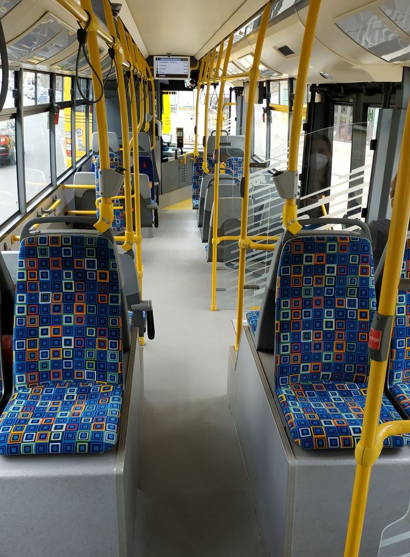 Interiér osmi nových klimatizovaných tøídveøových trolejbusù s osvìdèenou karoserií SOR NB12. Nièím jiným už se na místních trolejbusových linkách nesvezete.