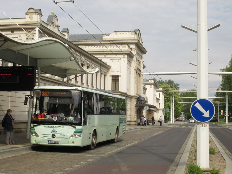 U místního hlavního nádraží je také terminál regionálních autobusù, které vìtšinou zajiš�uje dopravce Autobusy Karlovy Vary. Potkáte zde zejména tyto starší Mercedesy, kterých má místní provozovna 11. Integrovaná doprava Karlovarského kraje (IDOK) zatím stále umožòuje pouze pøedplatní jízdenky, soubìžnì s nimi platí tarify jednotlivých dopravcù.