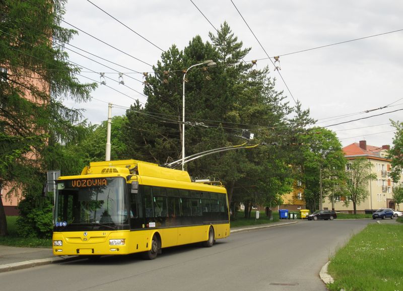 Zatahující spoj linky 7 pøijíždí po ranní špièce k úšovické vozovnì poté, co se v centru pøevlékl z linky 6 z Velké Hleïsebe. Zde má zázemí také regionální dopravce Autobusy Karlovy Vary.
