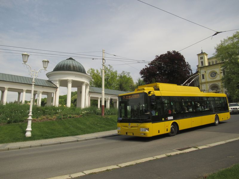 Okružní tra� centrem vede také kolem zdejšího lázeòského parku s množstvím minerálních pramenù. Ještì v roce 2020 tu jezdily starší trolejbusy Škoda 24Tr s karoserií Citelis nebo Citybus a také do roku 2019 jeden ex-plzeòský 14Tr.