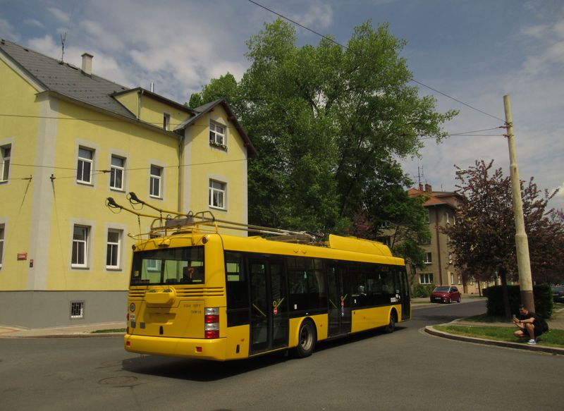 Nové bateriové trolejbusy jsou na lince 7 využívány pro tento úsek bez trolejí a bez nich se musí vozidla obejít také pøi zajíždìní ke Kauflandu.