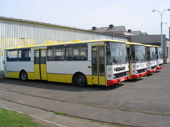 Autobusy, pùvodnì urèené pro provoz na nových pøímìstských linkách, nyní bez využití.