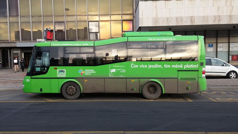 Na èásti regionálních linek DÚK provozuje v okolí Mostu dopravce Autobusy Karlovy Vary také tyto nízkokapacitní SORy. Nechybí ani slogany propagující systém DÚK.