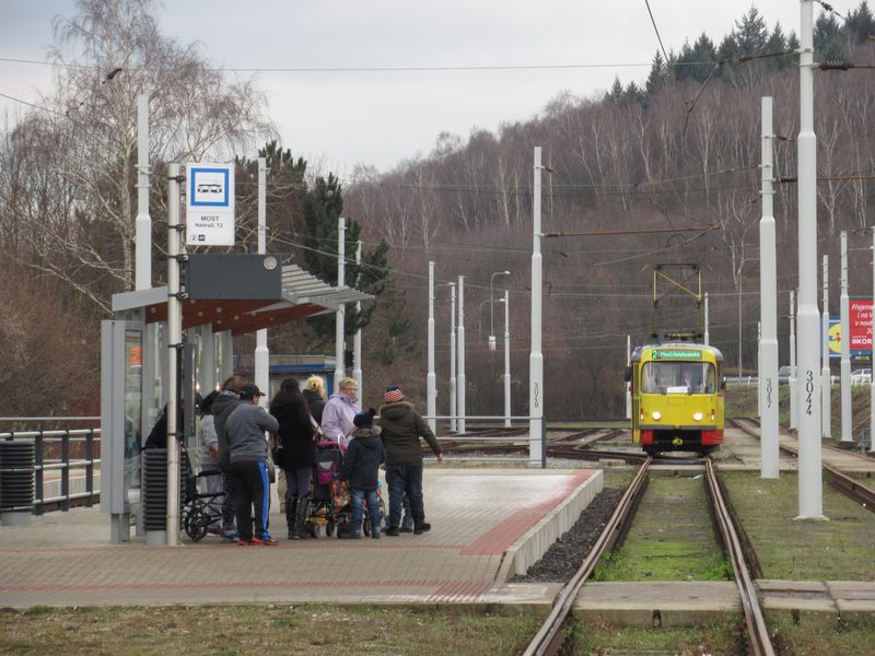 Sólo T3 po modernizaci i doplnìní elektronického informaèního systému vyèkává v obøí smyèce u vlakového nádraží, aby z novì opravené zastávky odvezla cestující do centra Mostu nebo na jeho jižní sídlištì.