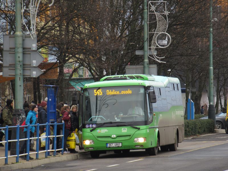 Zelené autobusy DÚK zastavují i v bìžných zastávkách v centru Mostu. Jejich hlavními provozovateli jsou Autobusy Karlovy Vary a BusLine. Mìstská doprava v Mostì a Litvínovì ani dva roky po zavedení DÚK integrována není.