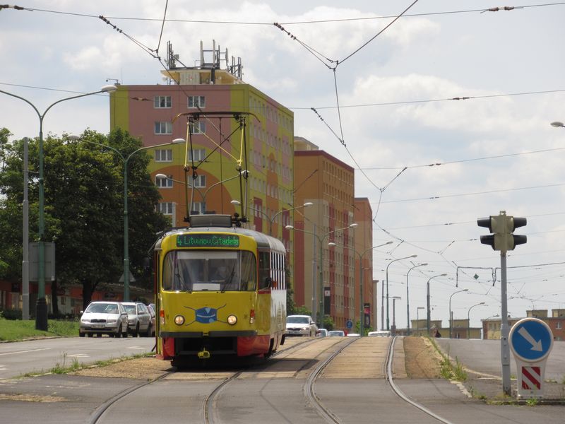 Sólotramvaj na mezimìstské lince 4 v centru Mostu. Ve špièkách jsou na linky mezi Mostem a Litvínovem zpravidla nasazovány pouze kloubové tramvaje nebo dvouvozové soupravy. Tento vùz je z roku 1987 z poslední desetikusové dodávky tramvají T3SUCS do Mostu a v roce 2001 prošel modernizací na typ T3M.3.