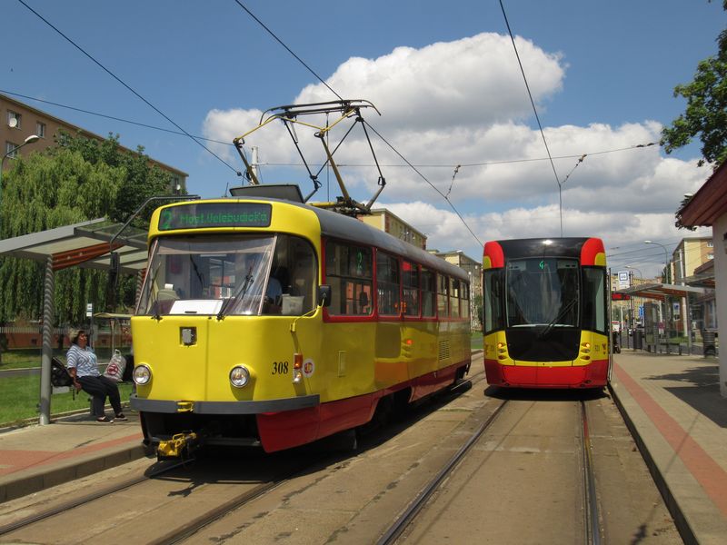 U areálu mosteckého DP se potkávají linky 1, 2 a 4. Ètyøka zde konèí a dvojka se špièkovou jednièkou pokraèují dál na jih na Velebudickou. Na mostecké lince 2 jezdí pouze sólo tramvaje.