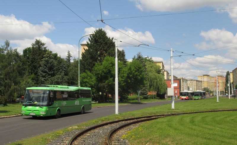 Jeden z deseti mosteckých SORù CN12 dopravce Autobusy Karlovy Vary z roku 2014 projíždí na lince 733 do Žatce kolem tramvajové smyèky u DP Most. Autobusy Karlovy Vary zatím provozují 7 linek DÚK na Mostecku a Litvínovsku, které vyjíždìjí napøíklad do Žatce, Loun èi Chomutova.