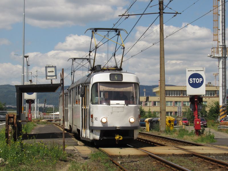 Na špièkovém výkonu na mezimìstské lince projíždí plnou rychlostí zastávku na znamení Záluží, Dùl Julius IV souprava tramvají T3M.3 s pozùstatky reklamního nátìru. I tyto tramvaje byly v roce 1997 modernizovány z pùvodního typu T3SUCS.