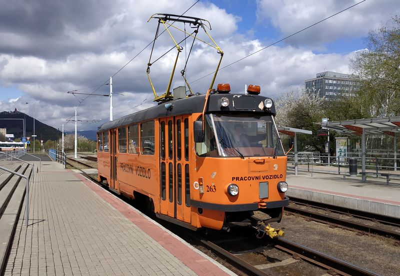 Místní dopravní podnik disponuje také dvìma služebními pracovními tramvajemi v oranžovém kabátì, pøestavìnými z pùvodních vozù T3SUCS. Tato byla vyrobena v roce 1985 a jako služební je používána od roku 2008.