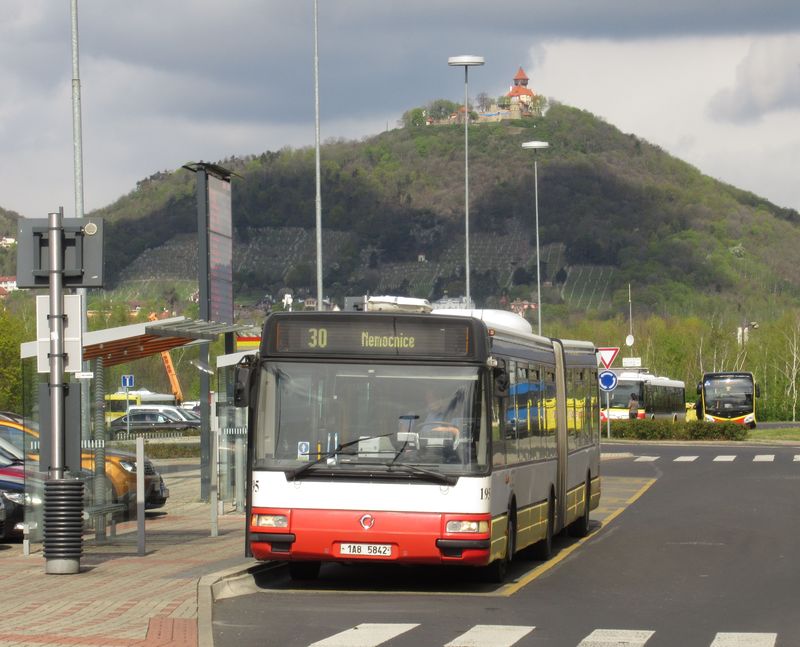 A ještì jeden pohled na pùvodnì pražské kloubové Citybusy, které dorazily do Mostu na pøelomu let 2019 a 2020. Pùvodní boèní èervené pruhy byly nahrazeny žlutou mosteckou barvou.