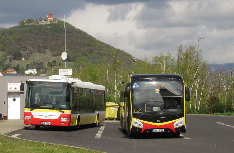 Setkání dvou generací mìstských autobusù SOR na odpoèívadle u vlakového nádraží v Mostì. Autobusy znaèky SOR dnes tvoøí už pøevážnou èást místní mìstské flotily. Nástupnický typ NS12 je tu zastoupen už 9 kusy.