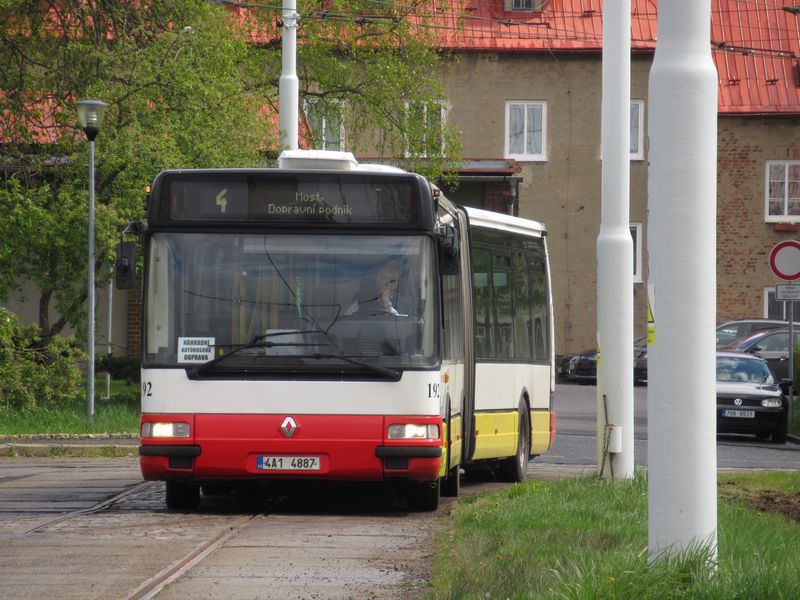 Náhradní autobus za tramvaje na lince 4 využívá tramvajového obratištì u litvínovské Citadely. Již více než pøed rokem poøídil kvùli této výluce mostecký DP 9 ojetých kloubových Citybusù z Prahy.