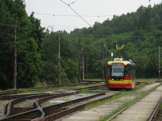 Poblíž mosteckého nádraží se nachází tramvajová smyèka. Do mìsta odtud jezdí linka 2, ve špièkách také linka 3, míøící do Litvínova. Jízdní øády jsou zkoordinovány tak, aby bylo možné v nedaleké zastávce u Zimního stadionu pøestoupit z linky 2 na linku 4 smìr Litvínov. Nové tramvaje Vario LF plus jezdí pouze na lince 2.