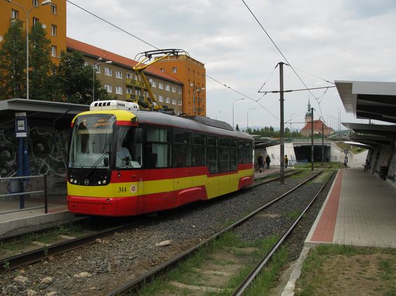Ke dvìma nízkopodlažním tramvajím Astra pøibyly v posledních dvou letech další dvì èásteènì nízkopodlažní tramvaje - tentokrát jde o stroje Vario LF plus. První byla dodána v roce 2013, druhá v závìru roku 2014. Obì jsou spolufinancovány Evropskou unií.