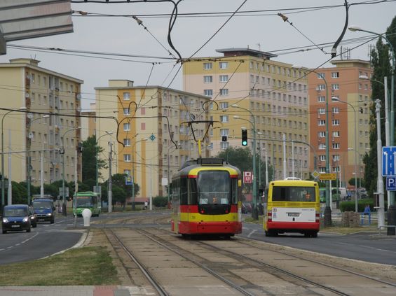 Setkání nové tramvaje, nového mìstského i pøímìstského autobusu na hlavní mostecké tøídì. Pro linku 2 byla opravena tramvajová tra� a zrekonstruovány všechny zastávky, aby mohlo být využito bezbariérovosti nových tramvají.