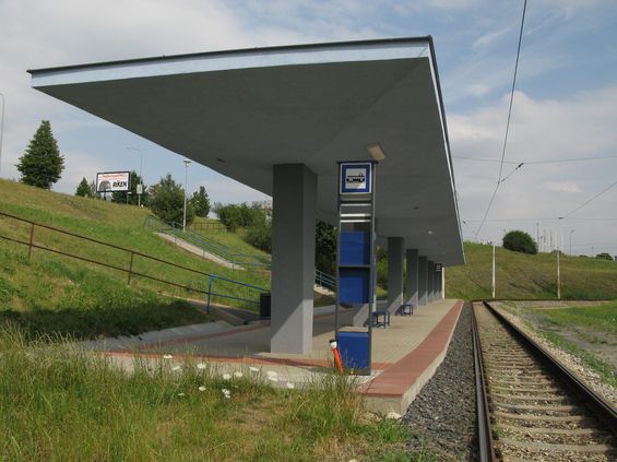 V rámci úprav na trase linky bylo opraveno i toto pøedlouhé nástupištì na koneèné Interspar, sloužící pro výstup, manipulaci i nástup.
