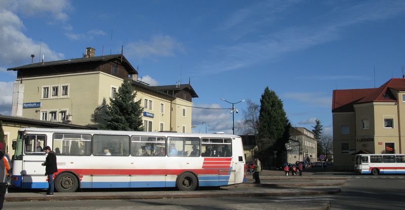 Několik nejstarších Karos ještě jezdí v barvách původního dopravce ČSAP. Nástupnická firma OAD používala jednoduchý bílý nátěr, který začal být narušován až požadavky pražského ROPIDu.