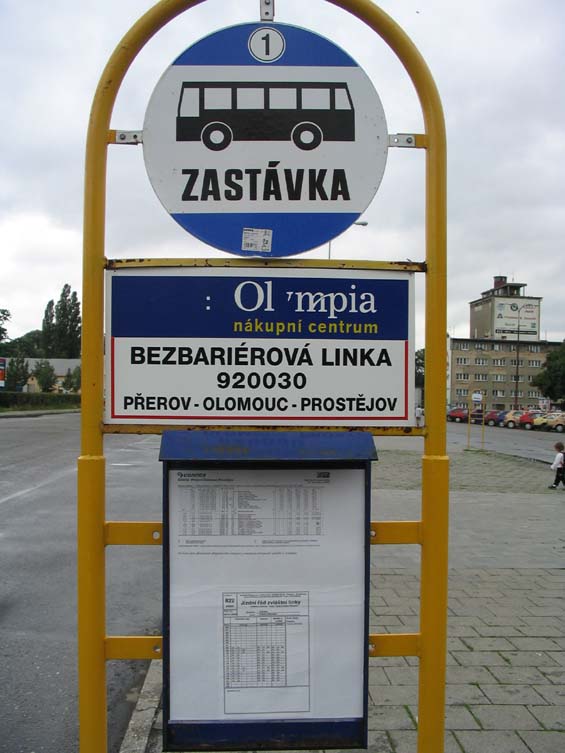 Oznaèník u Tržnice, kde zastavuje první bezbariérová regionální linka na Olomoucku.