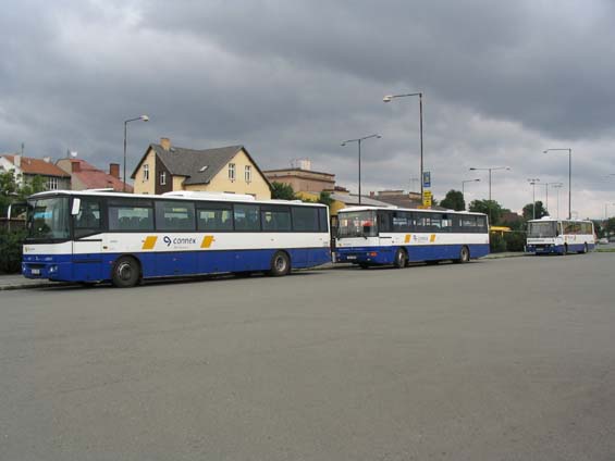 Na autobusovém nádraží odpoèívá nová prodloužená Karosa s délkou skøínì 12,5 m.