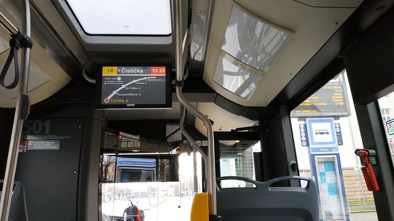 Interiér zatím jediného, a hned dvanáctimetrového elektrobusu v Olomouci. Standardem je informaèní systém v podobì LCD obrazovek s grafikou podobné té pražské.