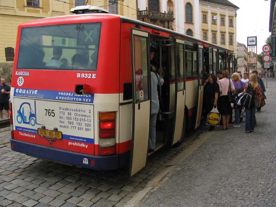 Olomoucké tramvaje každodennì prochází kapacitními zkouškami, a ani náhradní autobusy na tom nejsou lépe.