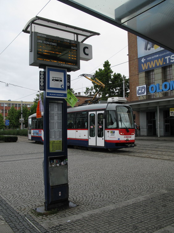 Elektronický zastávkový oznaèník s aktuálními odjezdy spojù byl v dobì tramvajové výuky ovìšen také informacemi o náhradní autobusové lince X, která jezdila mezi Hlavním nádražím, Tržnicí a Námìstím Hrdinù.