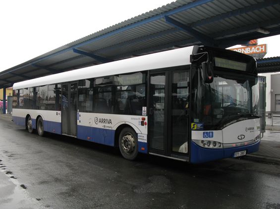V pøímìstské dopravì okolo Olomouce najdete také kapacitní autobusy v podobì 15metrových Solarisù dopravce Arriva Morava.