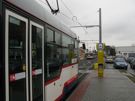 Nová tramvajová tra� vede na jih Olomouce a konèí tímto kolejovým pøejezdem, na kterém se za zastávkou Trnkova obracejí linky 3 a 5.