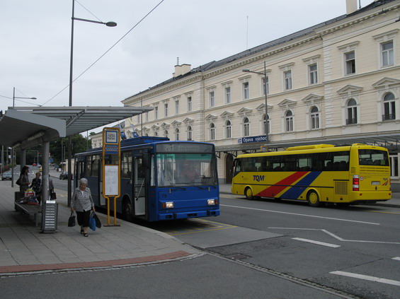 Jeden ze starších trolejbusù u Východního nádraží, které je nejdùležitìjší vstupní branou do Opavy. Kolem nádraží je do centra vedeno množství trolejbusových i pøímìstských autobusových linek. Trolejbusy tudy jezdí ve špièkách každých cca 5 minut, o víkendech po deseti až dvaceti.