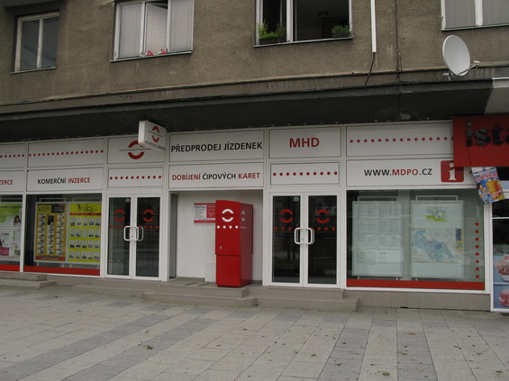 Prodejní místo mìstského dopravního podniku na Horním námìstí poblíž zastávky Divadlo. Zde se také dají nabíjet èipové karty.