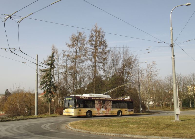 Další trolejbus Škoda 26Tr z první série z roku 2010 v reklamním obalu na obratišti Městský hřbitov na jihozápadním okraji Opavy, kde jsou ukončeny linky 201 a 209.