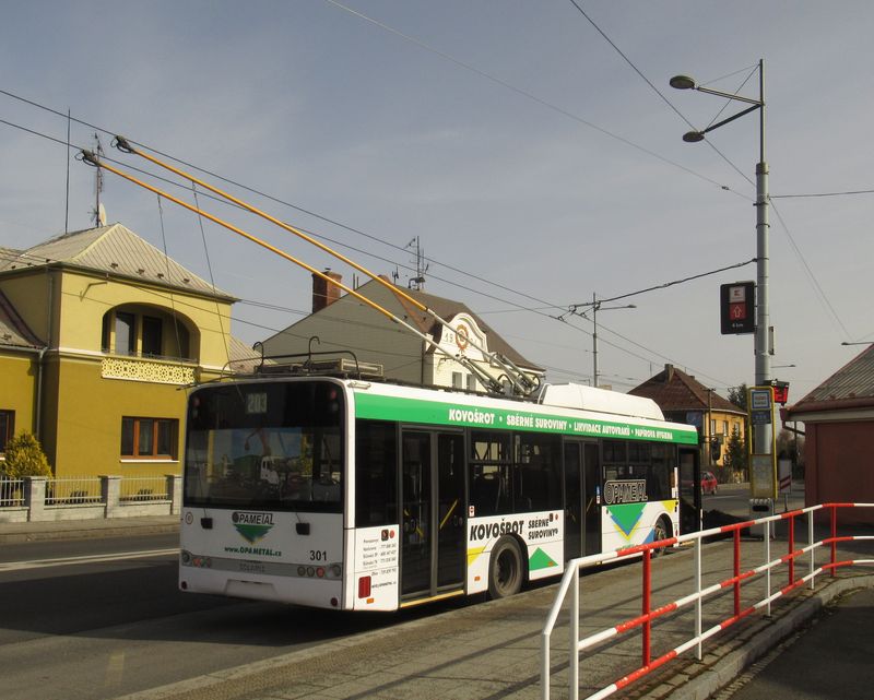 První z 13 trolejbusů Škoda 26Tr na konečné páteřní linky 203 Jaktař na severozápadě Opavy. Dva z nich jsou vybaveny pomocným naftovým agregátem.