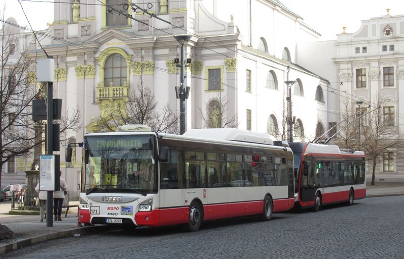 Také na Dolním náměstí lze přestupovat mezi většinou trolejbusových a autobusových linek. V popředí vyčkává jeden z 8 plynových dvanáctimetrových Urbanwayů, které byly pořízeny stejně jako jejich kratší verze v roce 2015. Aktuálně se Opava chystá koupit dalších 5 nových autobusů na plynový pohon.