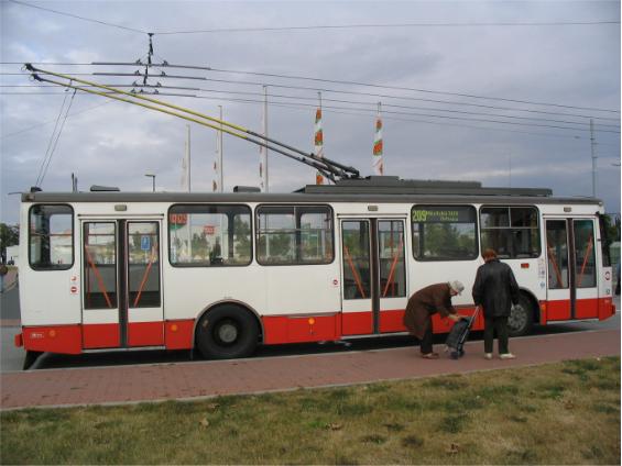 Bìžný trolejbus 14Tr v povedeném mìstském nátìru èeká na nakupující na nové otoèce Globus.