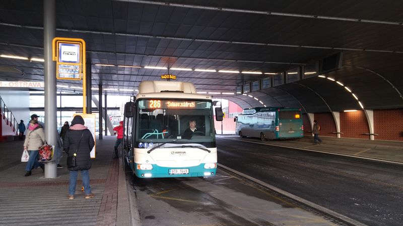 16 nových plynových autobusů SOR pro příměstské linky ODIS na Ostravsku pořídil z dotace EU nedávno i hlavní provozovatel příměstských autobusů v okolí Ostravy – společnost ARRIVA MORAVA. Zde se potkaly dva nové SORy v zastávce Svinov mosty dolní zastávka.