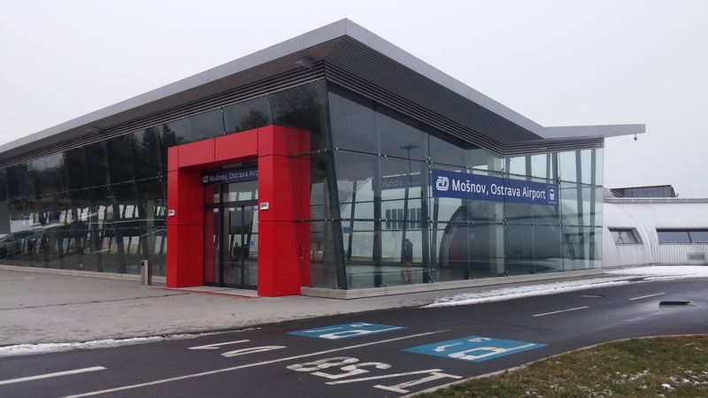 Od roku 2015 je mezinárodní letiště Ostrava – Mošnov napojeno na železniční síť jako první letiště v ČR. Vedle nevelké odbavovací haly letiště vznikla poměrně velkorysá nádražní hala. Koleje sem nově směřují od Studénky a vlakem S4 se sem z centra Ostravy dostanete za necelou půlhodinu.