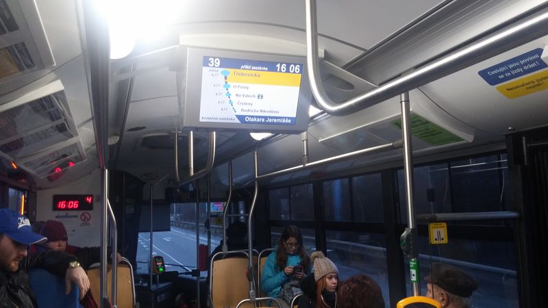 Nové plně nízkopodlažní autobusy Solaris ze 105kusové série z roku 2015 disponují kromě klimatizace, dřevných sedaček s koženkovými sedáky či vnějších infopanelů na levém boku i dvěma vnitřními LCD displeji s informacemi o průběhu trasy.