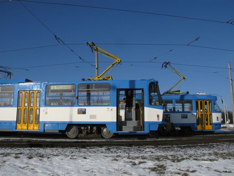Na Dubině končí úctyhodných 6 denních a obě noční tramvajové linky. Celý uzel byl posílen v roce 2015 zkrácením části souběžných příměstských linek od jihu. Původní tramvajová smyčka o zastávku severněji už byla snesena. V Ostravě se s vozy T6A5 na rozdíl třeba od Prahy i nadále počítá – celkem jich sem bylo mezi lety 1994 a 1997 dodáno 38 kusů.