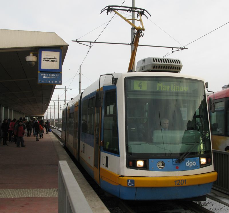 První nízkopodlažní tramvaj v Ostravě – Astra z roku 1998 v zastávce Svinov mosty horní zastávka poblíž stejnojmenného vlakového nádraží. Jezdí tudy 6 denních a 1 noční tramvajová linka.