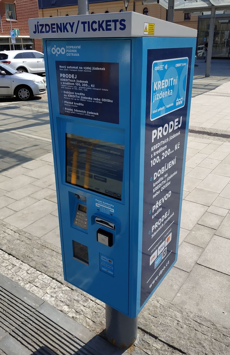 Na nìkterých místech jsou rozmístìny tyto automaty, kde lze získat èipovou kartu, na kterou si mùžete nabít dlouhodobìjší jízdné nebo kredit. Tím pak zaplatíte pøiložením k validátoru ve vozidle.
