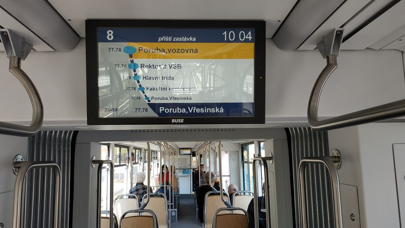 LCD obrazovky s informací o trase na páteøní lince 8, která veèer a o víkendech pokraèuje z Vøesinské jako linka 5 do malebného Zátiší.