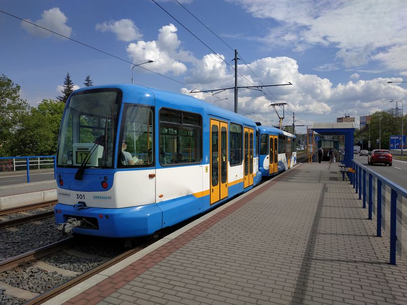 Tento tramvajový vlek z roku 2004 s kulatými okny byl v Ostravì první. Dodnes oba vleky na rozdíl od Brna jezdí. Vìtšinou na lince 17.