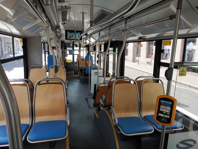 Interiér jednoho z deseti bateriových trolejbusù koresponduje s podobu interiéru nejnovìjších tramvají. Deset standardních a tøi kloubové trolejbusy z nejnovìjší dodávky už jsou obleèeny v novém ostravském nátìru.