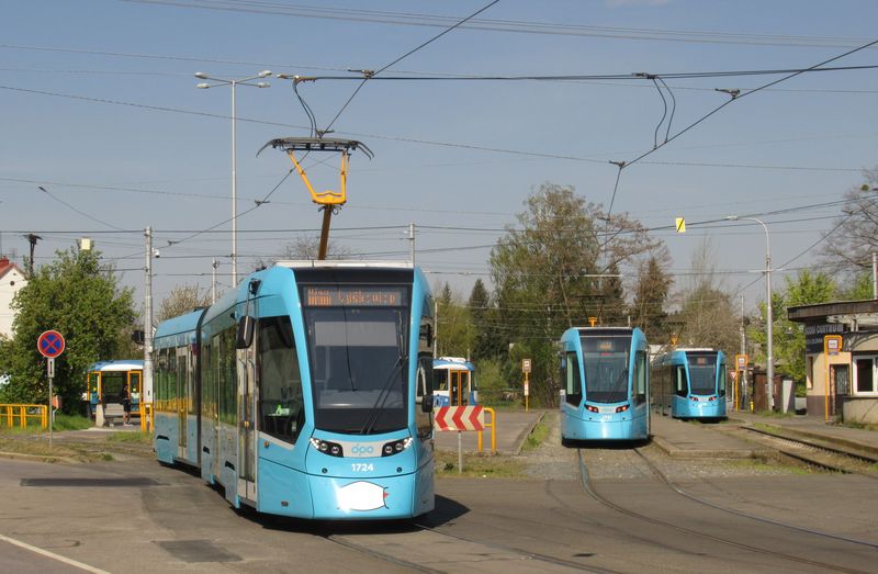 Obratištì Vøesinská na západním okraji Ostravy je plné nových tramvají od Stadleru, kterých má Ostrava už 40. Jsou nasazovány hlavnì na novì páteøní linku 8, která zde zaèíná. Od bøezna 2020 jezdí osmièka ve všedních dnech každých 5 minut (nebýt koronavirových opatøení).